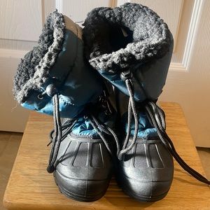 Unisex winter snow boot.  Size 4